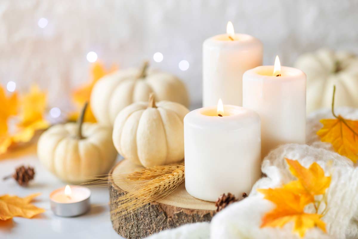 centrotavola autunnale con candele e zucche bianche