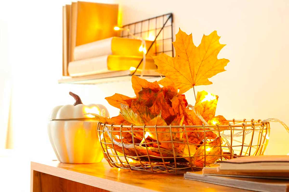 centrotavola autunnale luminoso con foglie secche