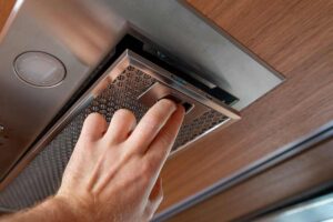 Pulire i filtri della cappa in cucina