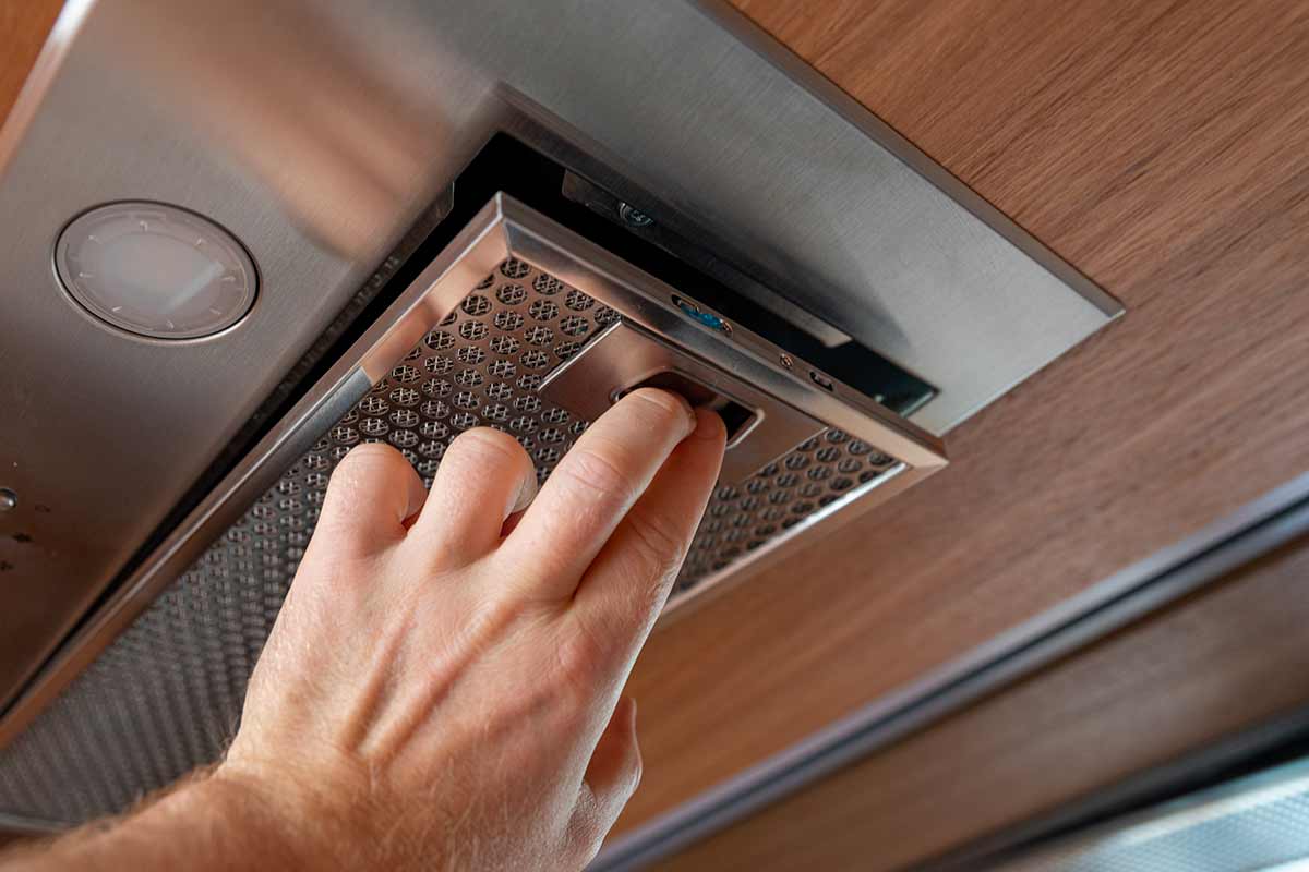 Pulire i filtri della cappa in cucina
