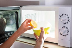 Forno a microonde pulito in 5 minuti