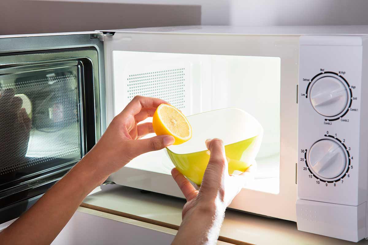 Forno a microonde pulito in 5 minuti